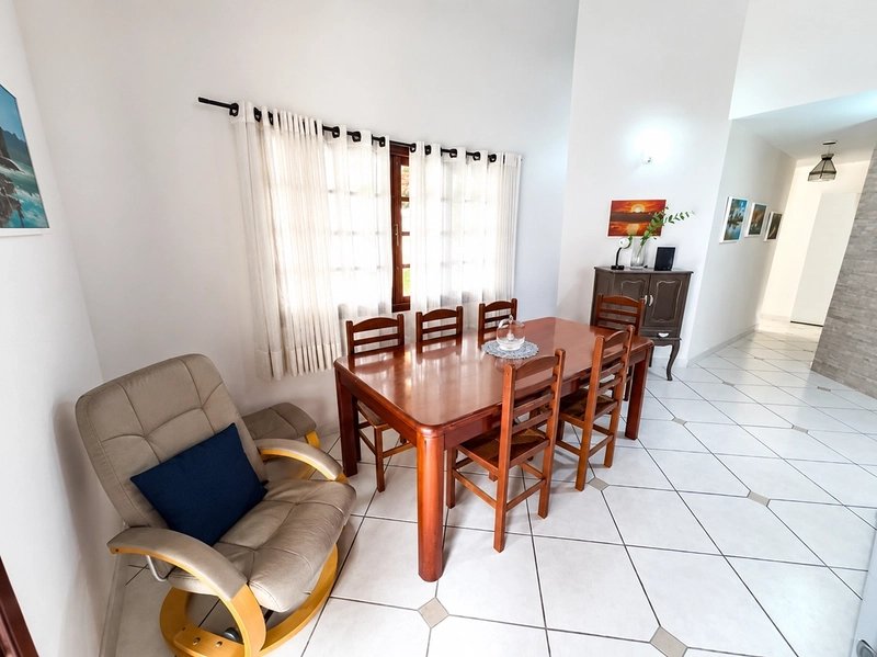 CASA LINEAR COM 3 QUARTOS SENDO 2 SUÍTES NO MARAVISTA - ITAIPU POR R$950.000,00 - 250m2: 4ª foto da galeria de imagens do imóvel