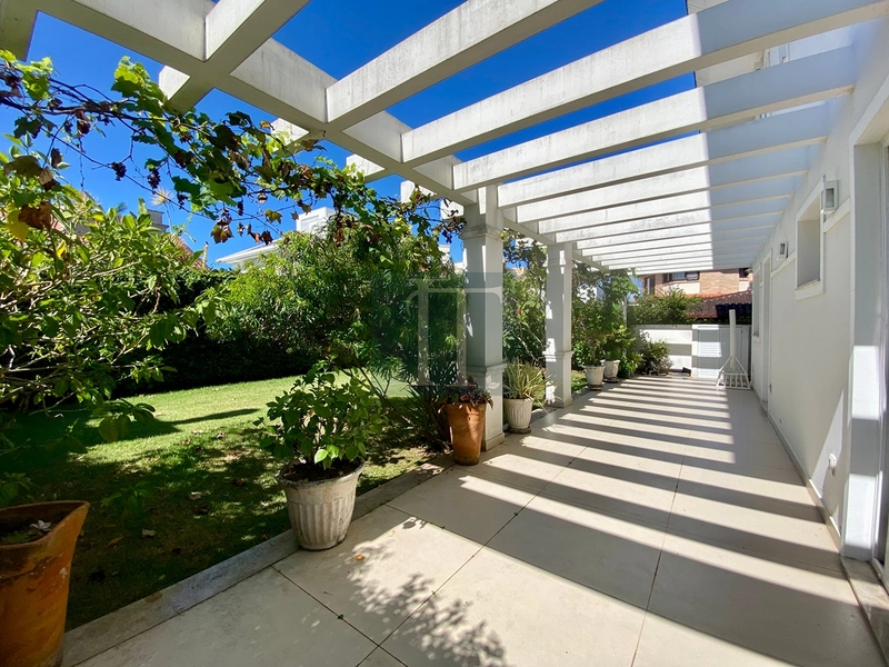 Casa com 5 quartos à venda em Jurerê Internacional: 3ª foto da galeria de imagens do imóvel