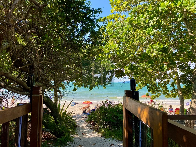 Apartamento  à venda em condomínio pé na areia em Canasvieiras : 1ª foto da galeria de imagens do imóvel
