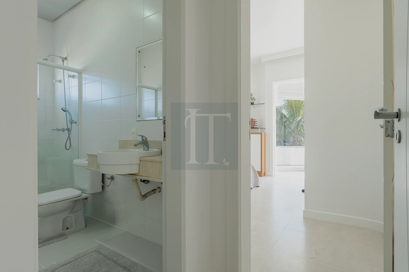 Casa com 4 suítes , 6 vagas , com 834 m² de área total à venda em Jurerê - Florianópolis : 33ª foto da galeria de imagens do imóvel