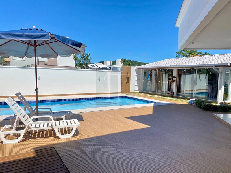 Casa com 4 suítes , 6 vagas , com 834 m² de área total à venda em Jurerê - Florianópolis : 3ª foto da galeria de imagens do imóvel