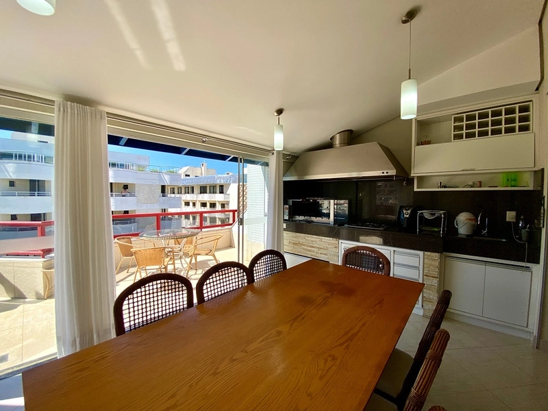 Apartamento à Venda na Praia Brava – 2 Suítes, 77m², a 50m do Mar: 3ª foto da galeria de imagens do imóvel