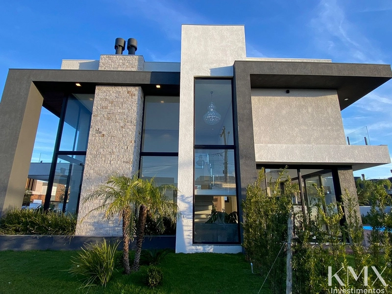 CASA DE ALTO PADRÃO NO CONDOMÍNIO BLUE – XANGRI-LÁ: 2ª foto da galeria de imagens do imóvel