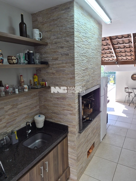 RESIDÊNCIA EXCLUSIVA COM LAZER PRIVATIVO | HUGO LANGE | CURITIBA Arquitetura integrada | Terreno amplo | Experiência de alto padrão: 5ª foto da galeria de imagens do imóvel