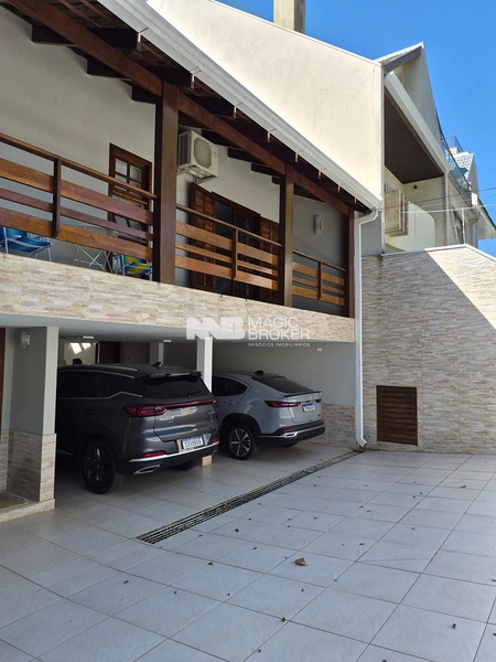 RESIDÊNCIA EXCLUSIVA COM LAZER PRIVATIVO | HUGO LANGE | CURITIBA Arquitetura integrada | Terreno amplo | Experiência de alto padrão: 3ª foto da galeria de imagens do imóvel