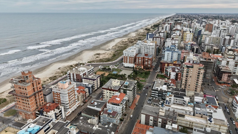APARTAMENTO COM SACADA DE FRENTE - CAPÃO DA CANOA!: 2ª foto da galeria de imagens do imóvel