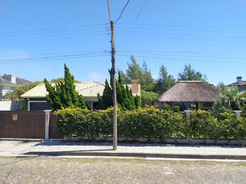 Casa a venda na Noiva do Mar com  3 terrenos, quiosque, piscina...: 1ª foto da galeria de imagens do imóvel