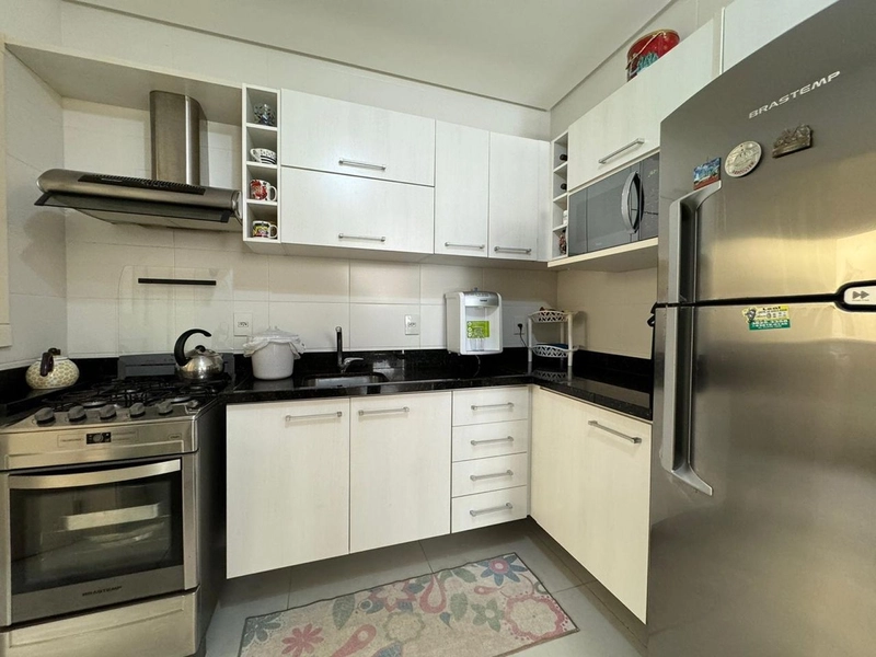 Apartamento de frente com sacada  e churrasqueira, 1 quadra do mar!: 1ª foto da galeria de imagens do imóvel