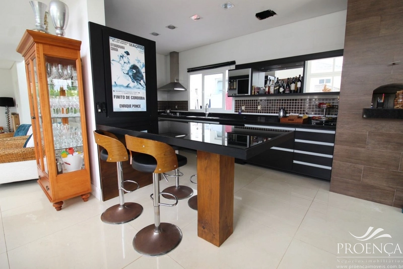 Sobrado com 4 suítes. Mobiliado e decorado em Xangri-lá.: 3ª foto da galeria de imagens do imóvel