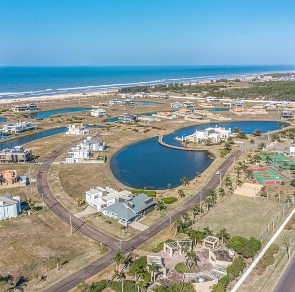 Lote espetacular no Condominío Costa Serena com 453,77mts²: 1ª foto da galeria de imagens do imóvel