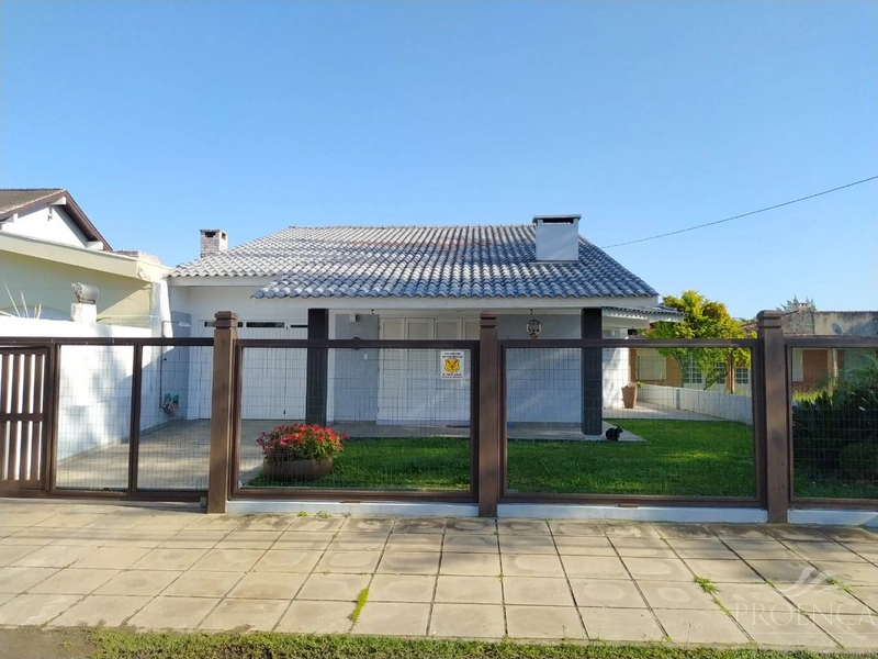 Casa a venda 03 dormitórios com piscina no Centro de Xangri-lá!: 1ª foto da galeria de imagens do imóvel