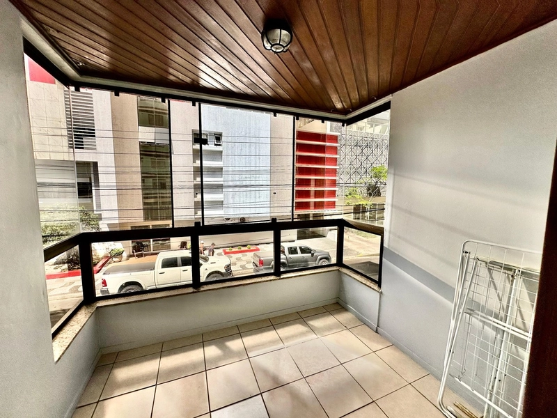 Apartamento com Sacada de frente no centro.: 3ª foto da galeria de imagens do imóvel