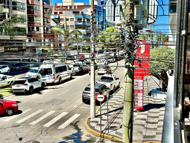 Apartamento com Sacada de frente no centro.: 2ª foto da galeria de imagens do imóvel