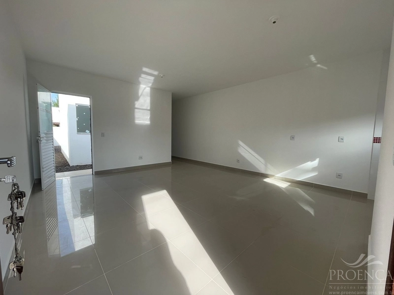 Casa de dois dormitórios, pátio na frente e fundos, Capão da Canoas.: 4ª foto da galeria de imagens do imóvel