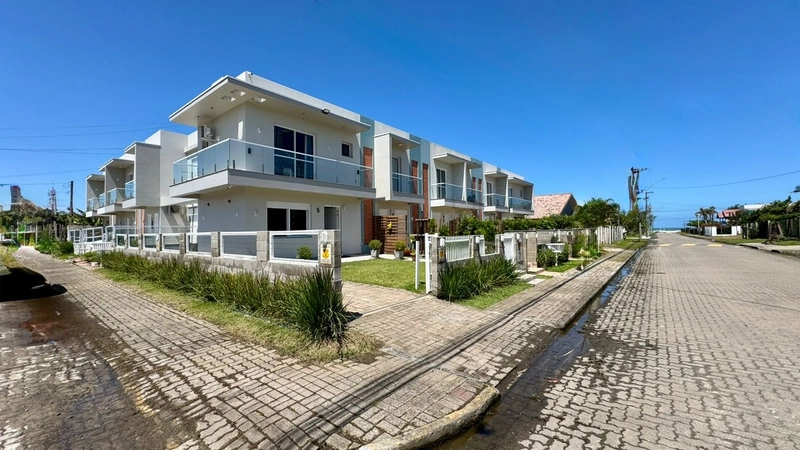 Sobrado de Esquina com Piscina no Centro de Xangrilá.: 1ª foto da galeria de imagens do imóvel