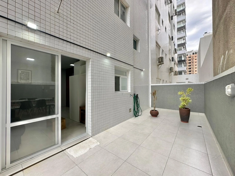 APARTAMENTO DE 1 DORMITÓRIO COM TERRAÇO EM L À VENDA – ZONA NOVA | CAP: 1ª foto da galeria de imagens do imóvel