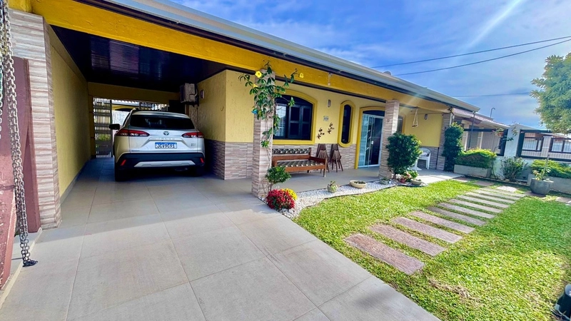 Casa 02 quadras do mar  á venda em Atlântida Sul Osorio: 1ª foto da galeria de imagens do imóvel