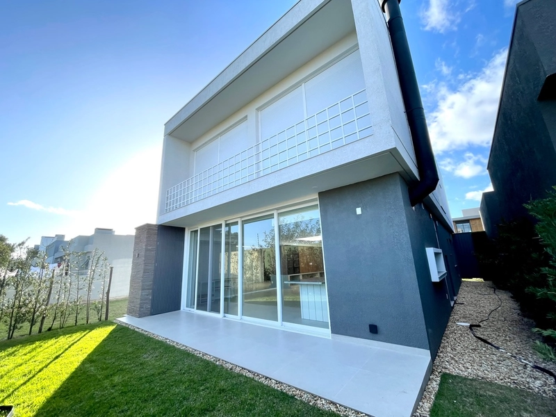 CASA 05 SUITES CONDOMÍNIO BLUE EM XANGRI-LÁ: 1ª foto da galeria de imagens do imóvel