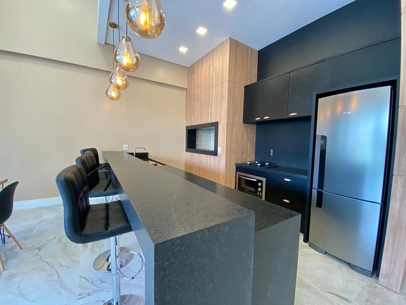 Apartamento Mobiliado com Terraço Apenas a 1 Quadra do Mar: 3ª foto da galeria de imagens do imóvel