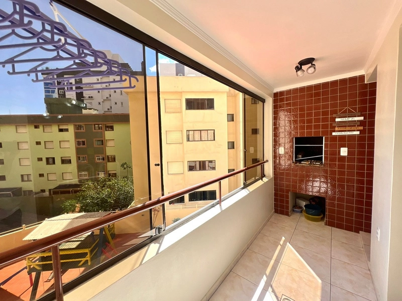 Duplex com 02 dormitórios, Mobiliado, sacada em L a 03 quadras do mar: 34ª foto da galeria de imagens do imóvel