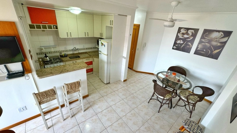 Duplex com 02 dormitórios, Mobiliado, sacada em L a 03 quadras do mar: 5ª foto da galeria de imagens do imóvel