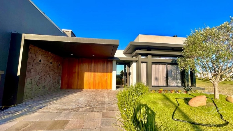 Casa em Condomínio em XANGRI-LÁ com 4 suítes - Riviera: 2ª foto da galeria de imagens do imóvel