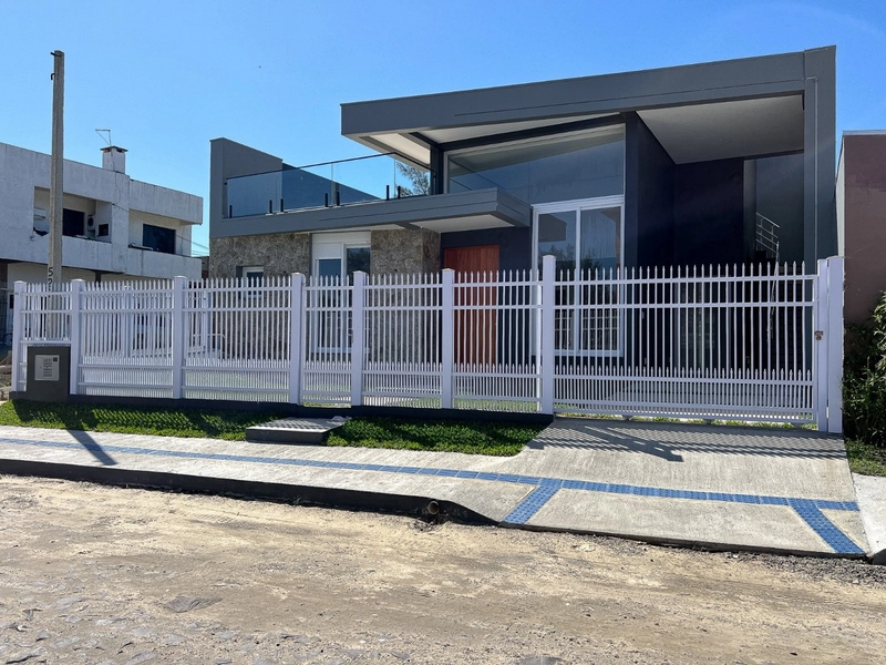 Casa nova em zona nobre de Capão !: 2ª foto da galeria de imagens do imóvel