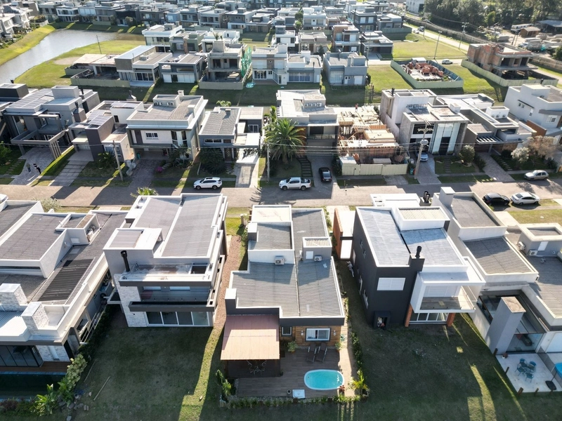 Casa térrea 4 suítes Beira Lago- Cond Capão Ilhas - Capão da Canoa: 22ª foto da galeria de imagens do imóvel