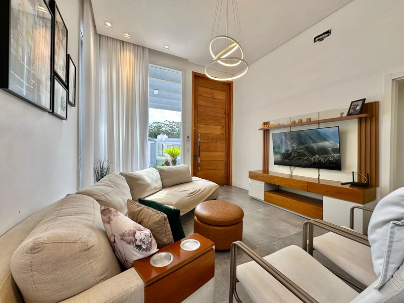 Casa 3 Dormitórios  com piscina: 3ª foto da galeria de imagens do imóvel