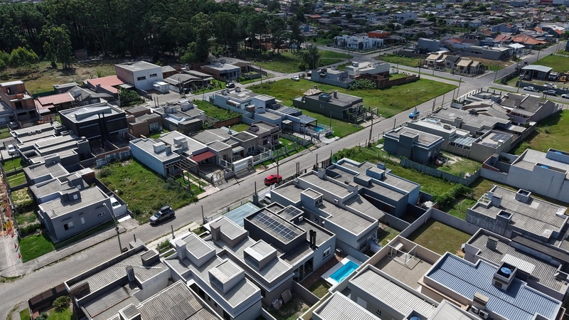 Casa 3 Dormitórios  com piscina: 17ª foto da galeria de imagens do imóvel