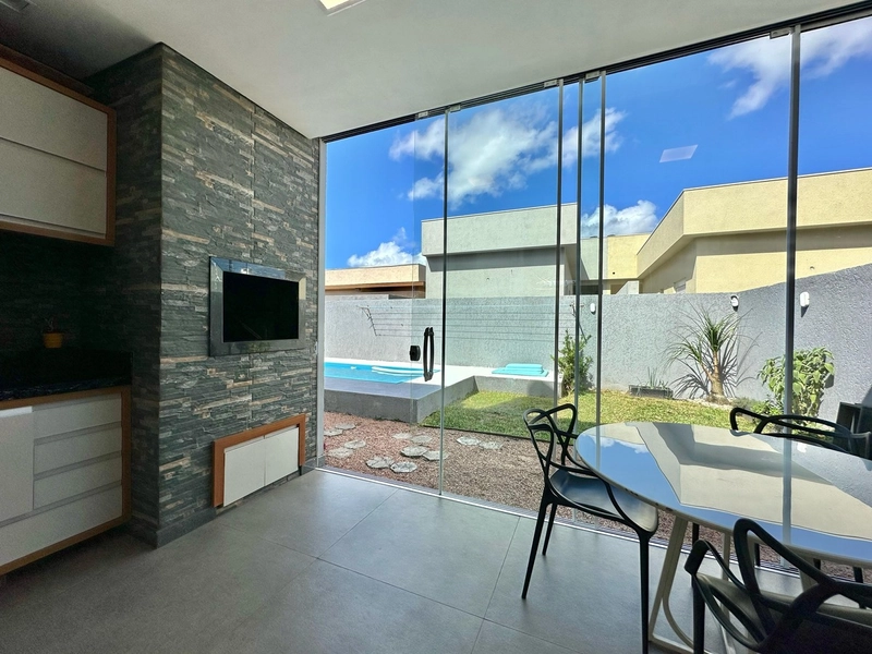 Casa 3 Dormitórios  com piscina: 6ª foto da galeria de imagens do imóvel