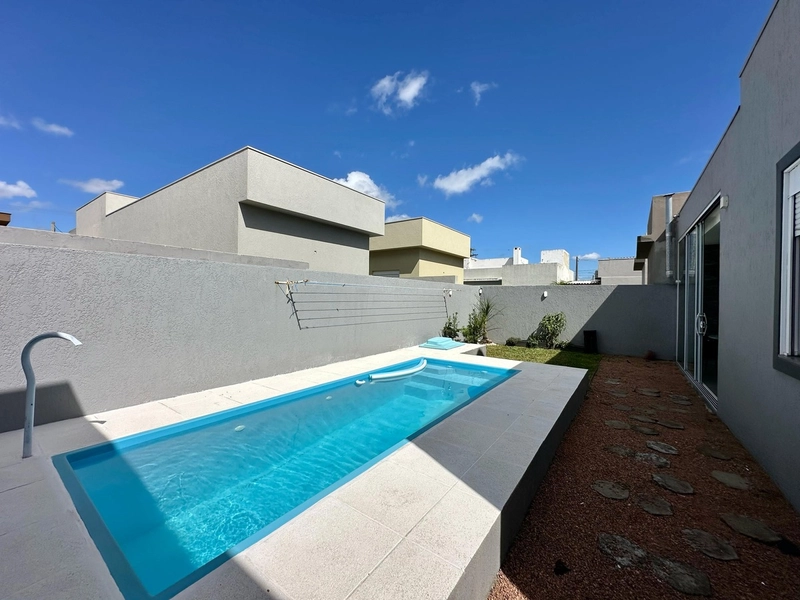 Casa 3 Dormitórios  com piscina: 4ª foto da galeria de imagens do imóvel