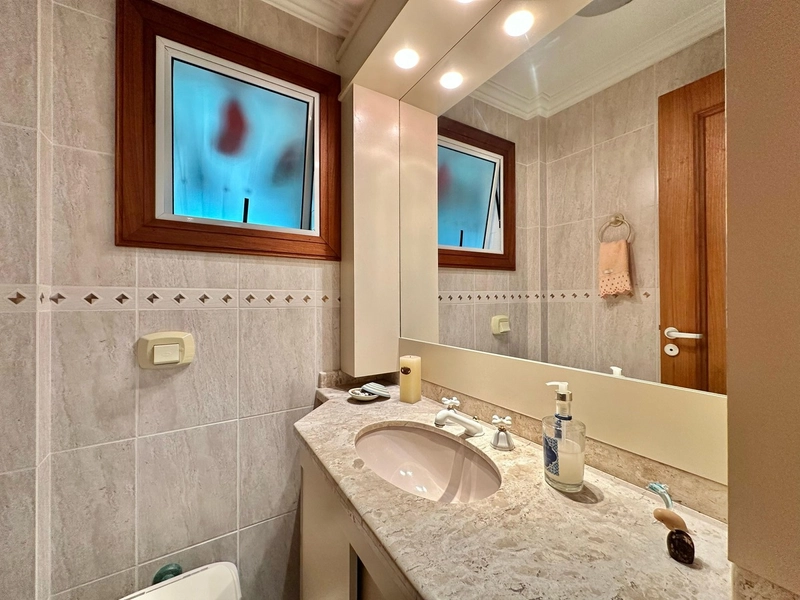 Apartamento de 04 dormitórios à beira mar: 3ª foto da galeria de imagens do imóvel