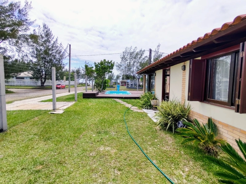 Casa 04 dormitórios  pé na areia, temporada em Capão da Canoa: 1ª foto da galeria de imagens do imóvel