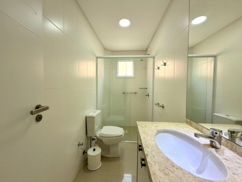 APARTAMENTO ESPAÇOSO,  ANDAR ALTO COM VISTA DO MAR: 12ª foto da galeria de imagens do imóvel