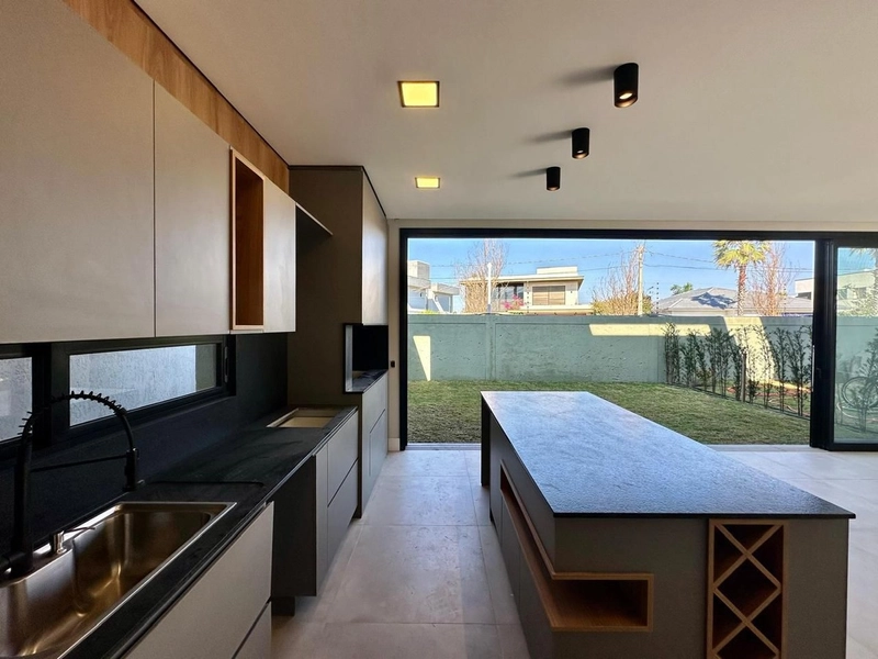 CASA EM CONDOMÍNIO FECHADO COM 04 SUITES, XANGRI-LÁ.: 2ª foto da galeria de imagens do imóvel