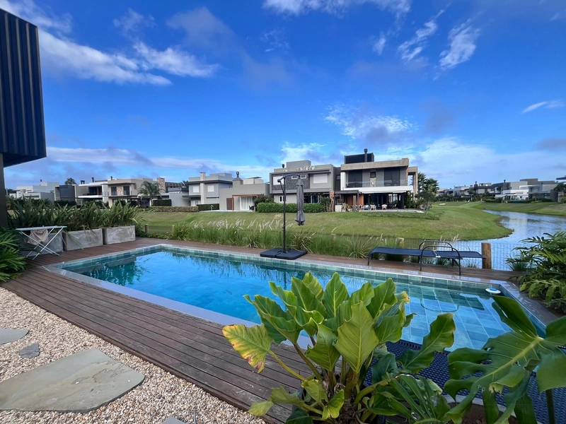 SOBRADO BEIRA DE LAGO CONDOMINIO FECHADO CAPÃO ILHAS RESORT: 3ª foto da galeria de imagens do imóvel