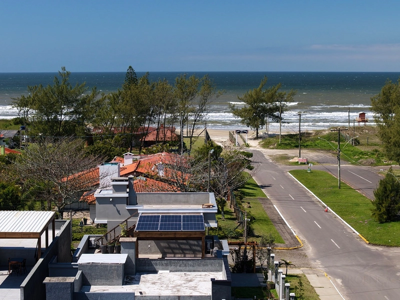 CASA DE ALTO PADRÃO À VENDA EM CAPÃO DA CANOA! 50 METROS DO MAR • VISTA MAR E SERRA • TERRAÇO: 4ª foto da galeria de imagens do imóvel