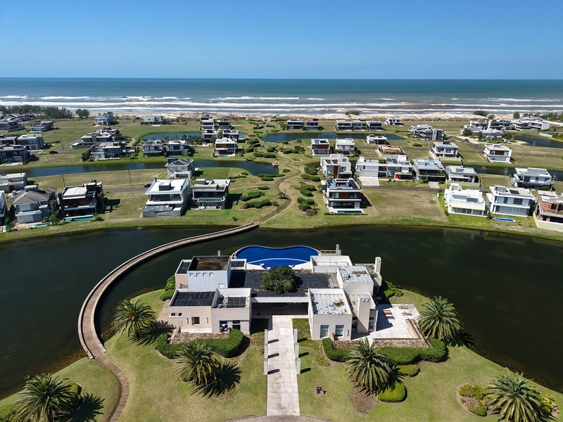 CASA À VENDA EM CAPÃO DA CANOA! CONDOMÍNIO À BEIRA-MAR: 3ª foto da galeria de imagens do imóvel