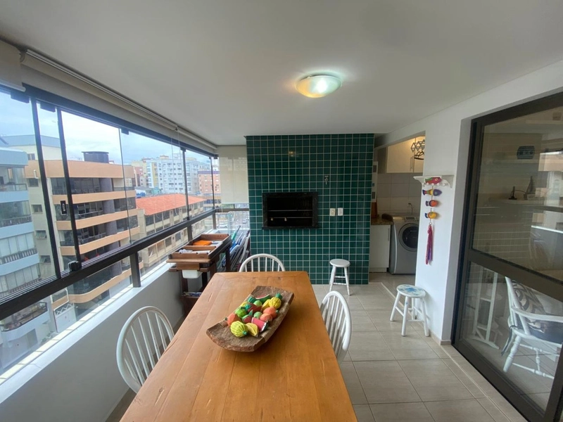 Apartamento 02 dormitórios com sacada de frente em zona nobre de Capão: 2ª foto da galeria de imagens do imóvel