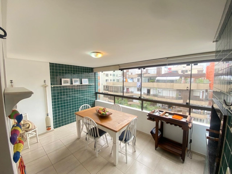Apartamento 02 dormitórios com sacada de frente em zona nobre de Capão: 3ª foto da galeria de imagens do imóvel