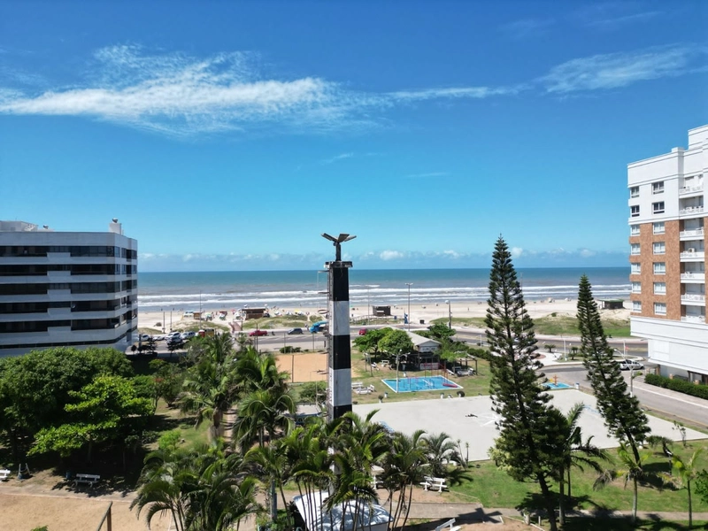 Apartamento 2 dormitórios, frente da Praça do Farol, em Capão da Canoa: 1ª foto da galeria de imagens do imóvel