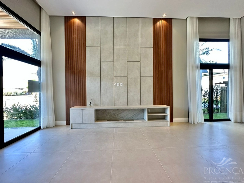 CASA TÉRREA DE CONDOMÍNIO EM XANGRI-LÁ.: 3ª foto da galeria de imagens do imóvel