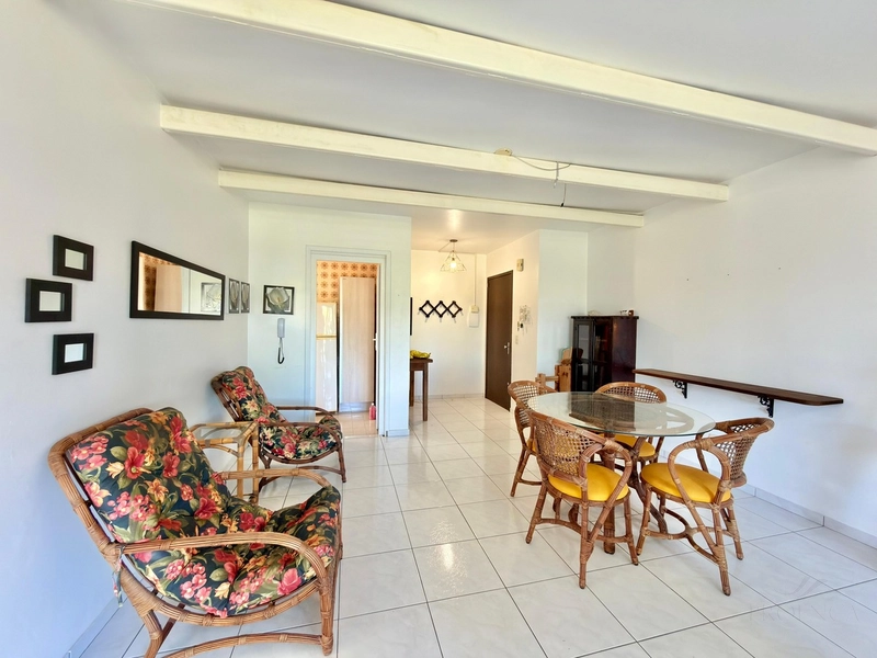 APARTAMENTO À VENDA DE FRENTE PARA A PRAÇA: 3ª foto da galeria de imagens do imóvel