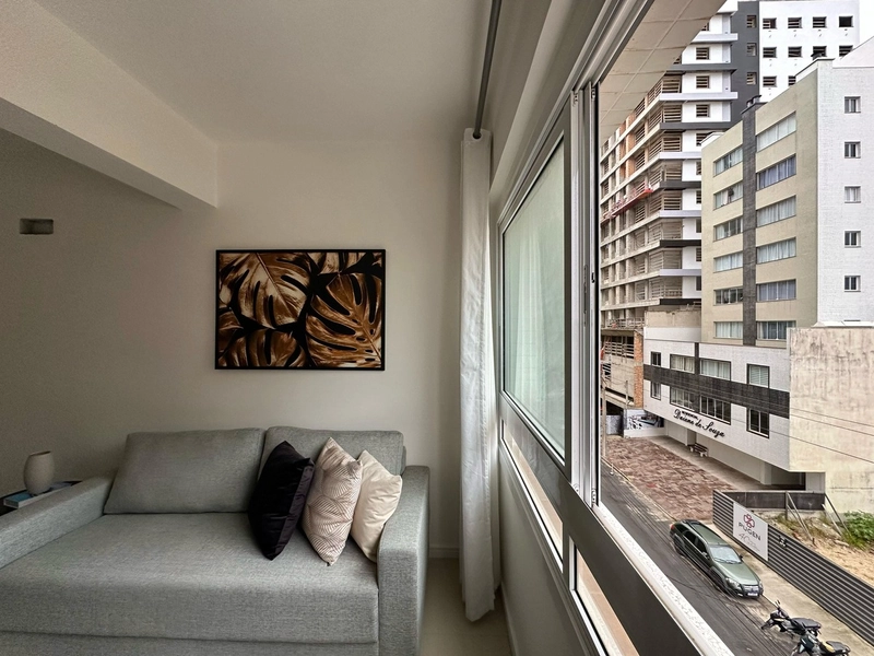 APARTAMENTO COM TERRAÇO MOBILIADO E DECORADO!: 2ª foto da galeria de imagens do imóvel