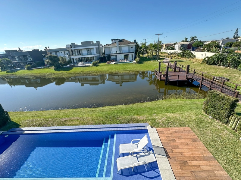 Lindo Sobrado Privativo Beira Lago no Condomínio Enseada: 4ª foto da galeria de imagens do imóvel