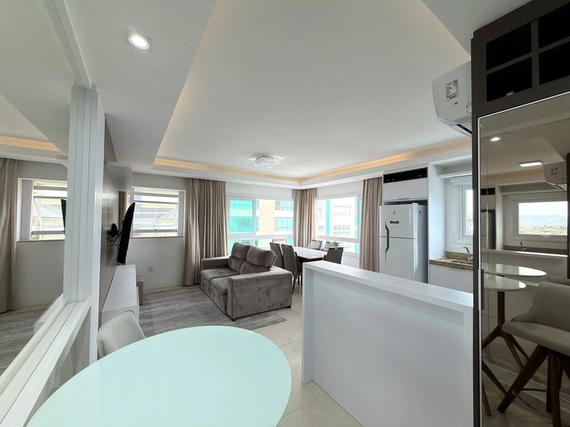 APARTAMENTO À VENDA EM CAPÃO DA CANOA! MOBILIADO E DECORADO • TODO CLIMATIZADO • SACADA DE FRENTE: 4ª foto da galeria de imagens do imóvel