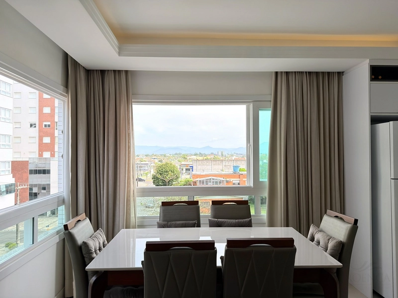 APARTAMENTO À VENDA EM CAPÃO DA CANOA! MOBILIADO E DECORADO • TODO CLIMATIZADO • SACADA DE FRENTE: 8ª foto da galeria de imagens do imóvel