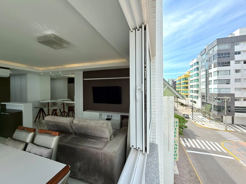 APARTAMENTO À VENDA EM CAPÃO DA CANOA! MOBILIADO E DECORADO • TODO CLIMATIZADO • SACADA DE FRENTE: 2ª foto da galeria de imagens do imóvel