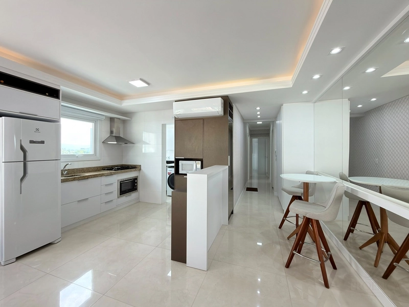 APARTAMENTO À VENDA EM CAPÃO DA CANOA! MOBILIADO E DECORADO • TODO CLIMATIZADO • SACADA DE FRENTE: 9ª foto da galeria de imagens do imóvel